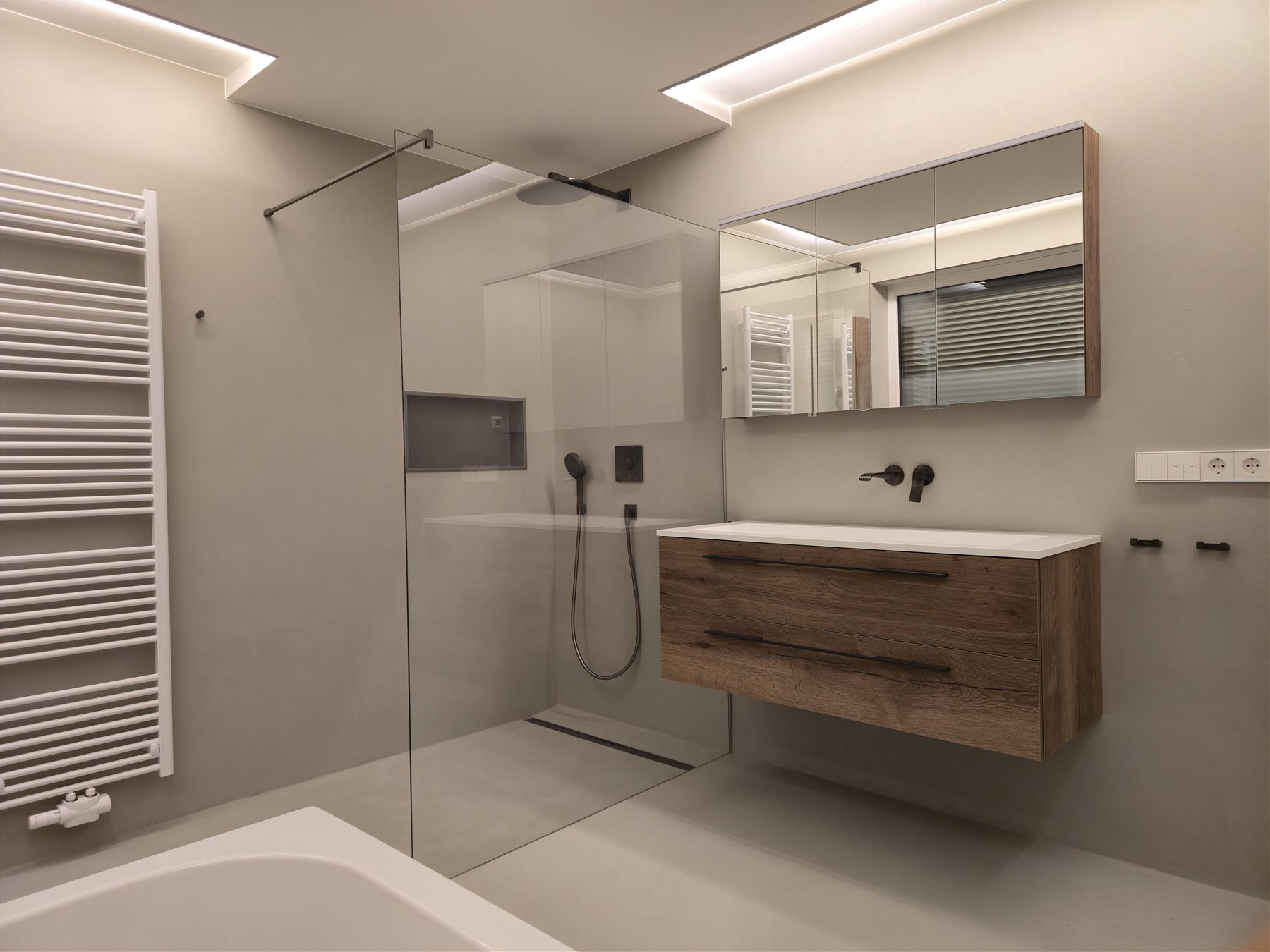 Fertiges Bad mit Dusche und Holzwaschtisch