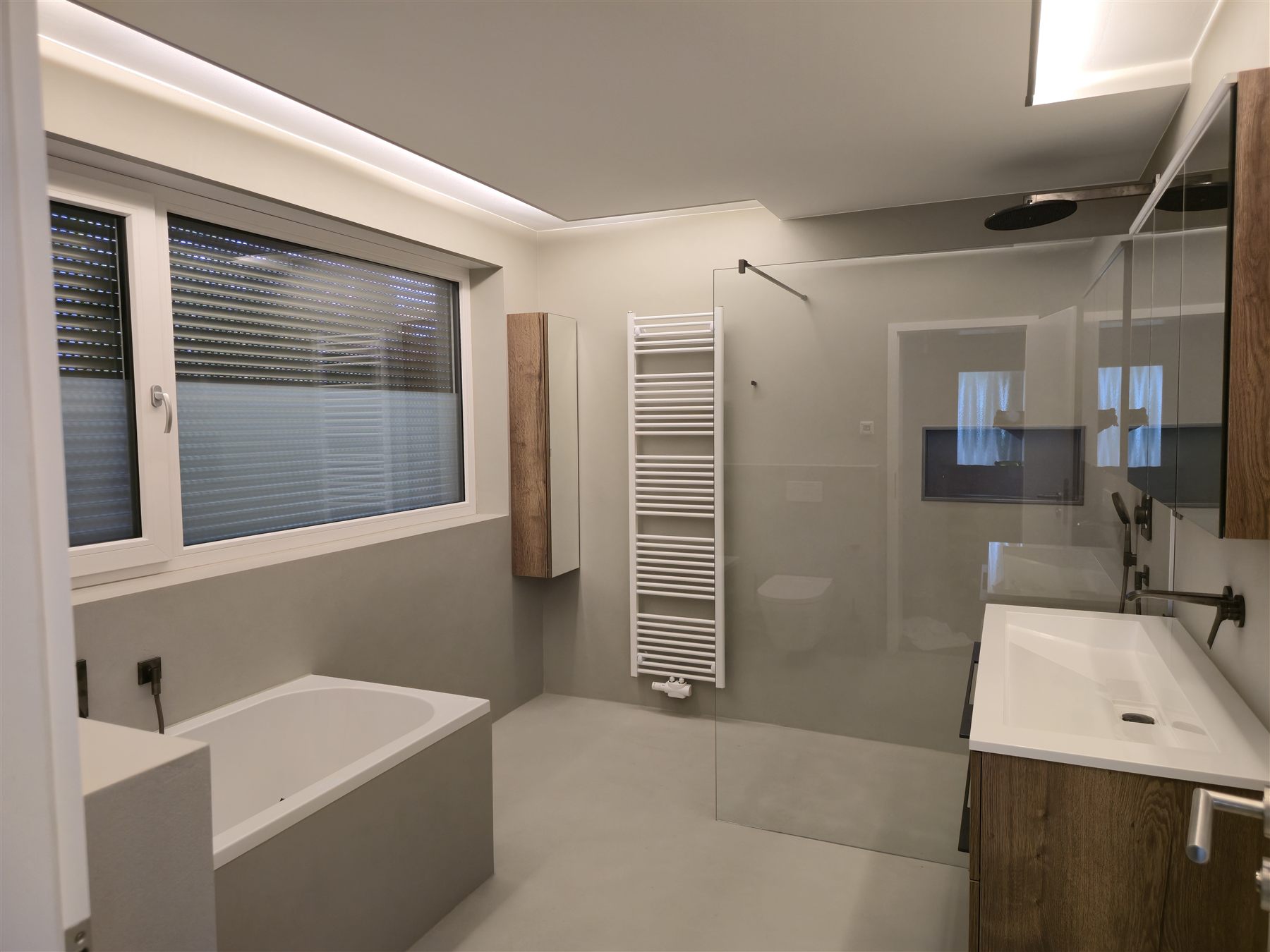 Fugenloses Bad mit Badewanne und Dusche