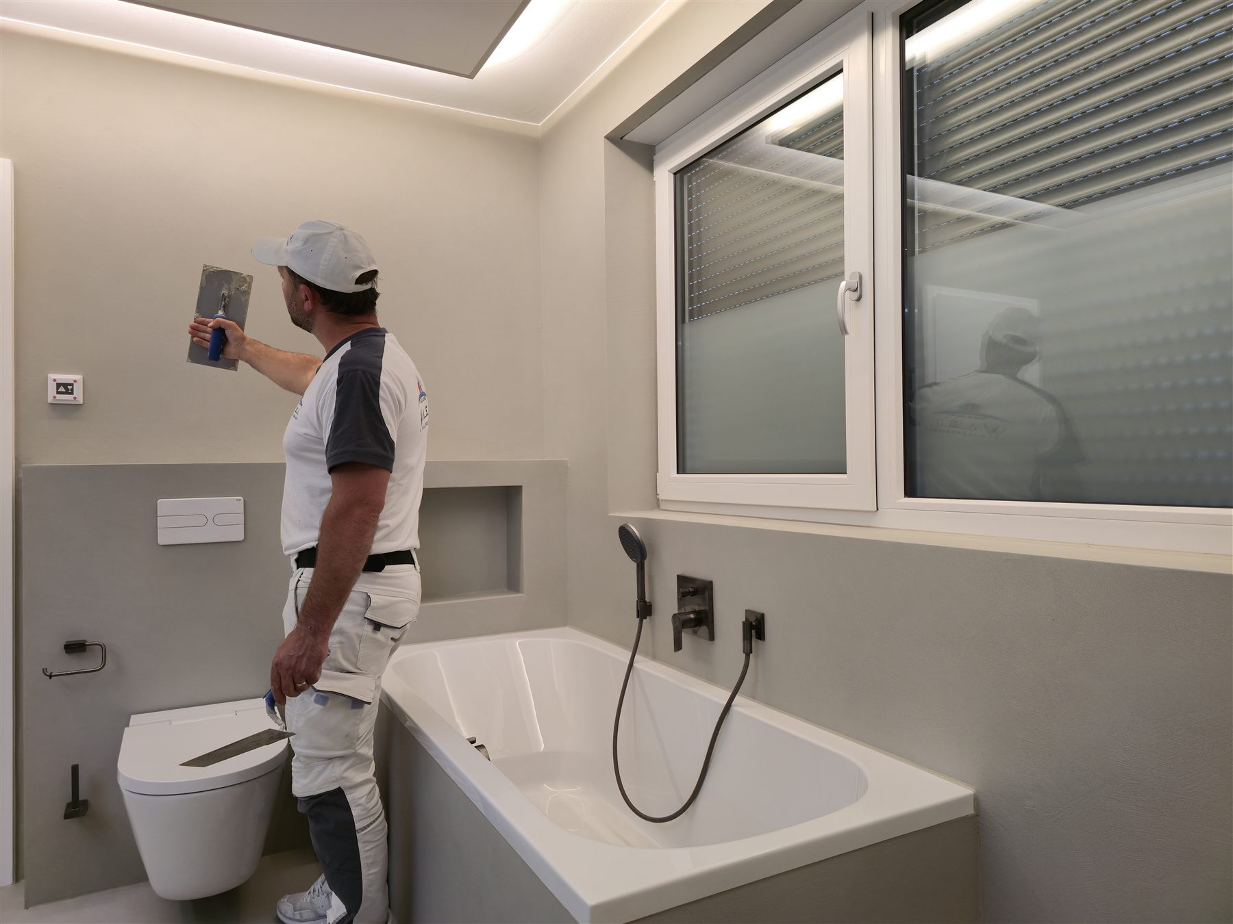 Sorgfältige Verarbeitung an einer fugenlosen Badwand