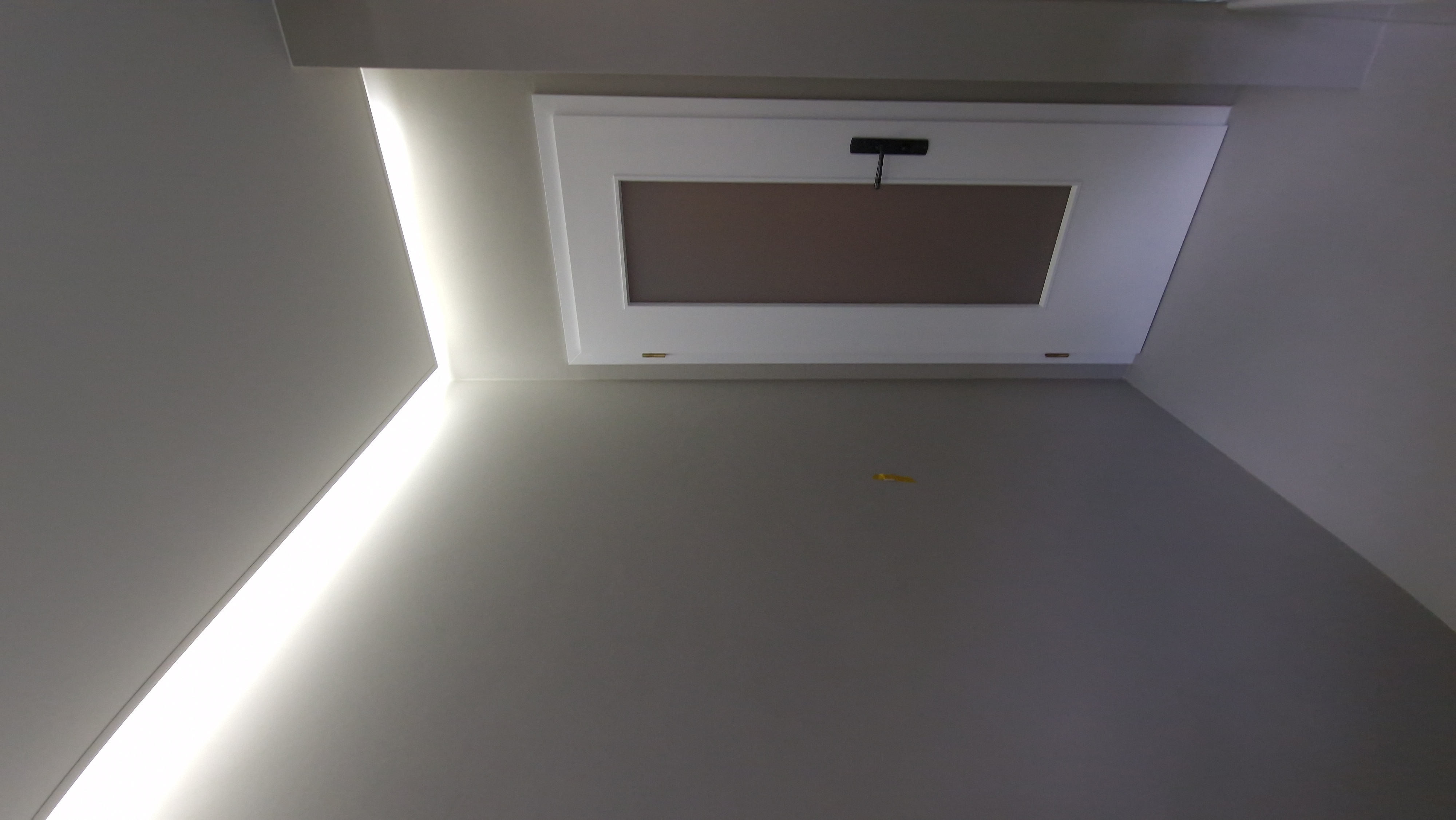 Fertige fugenlose Wand mit Lichtleiste