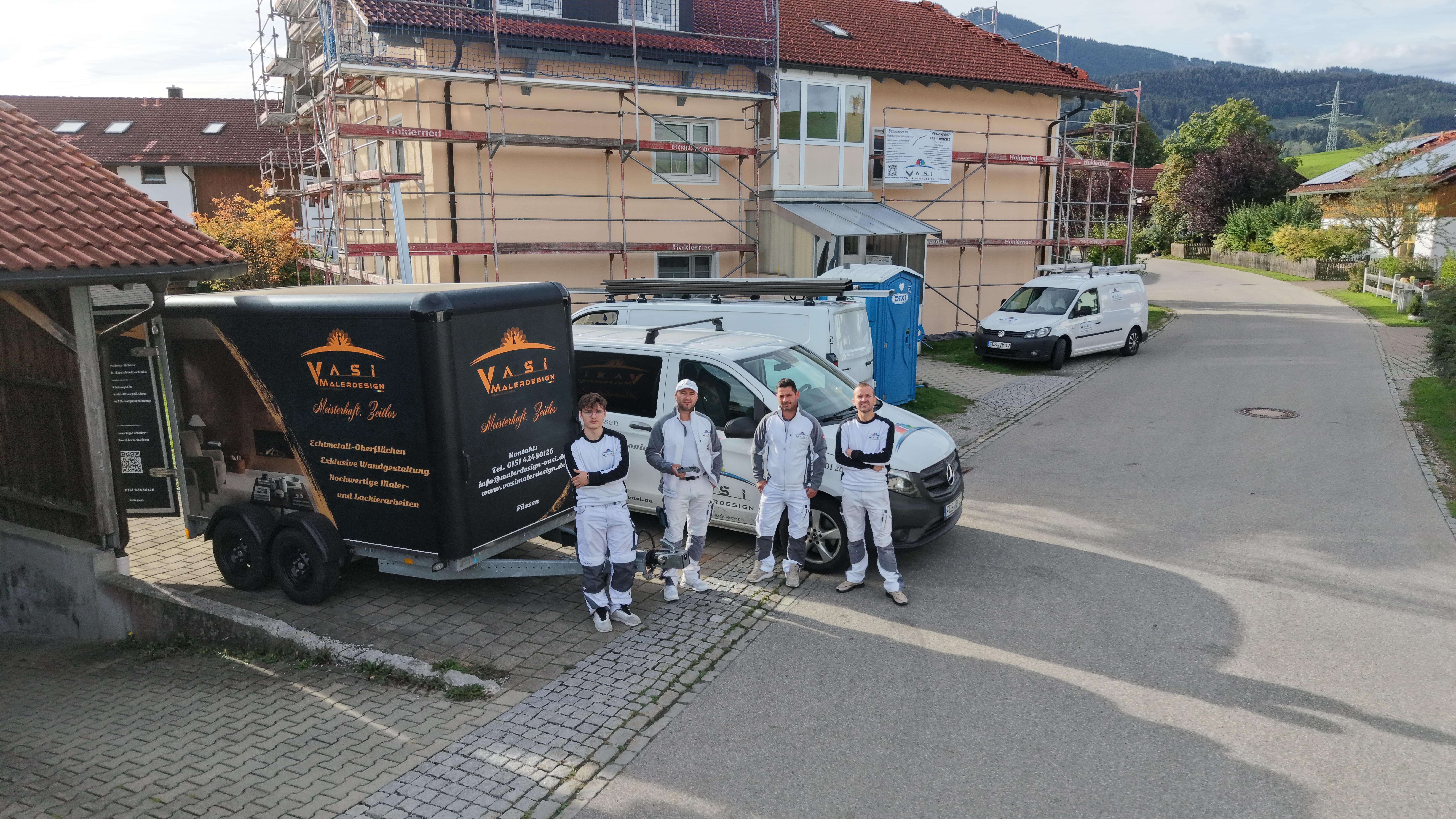 Team von Vasi Malerdesign vor einem Projekt